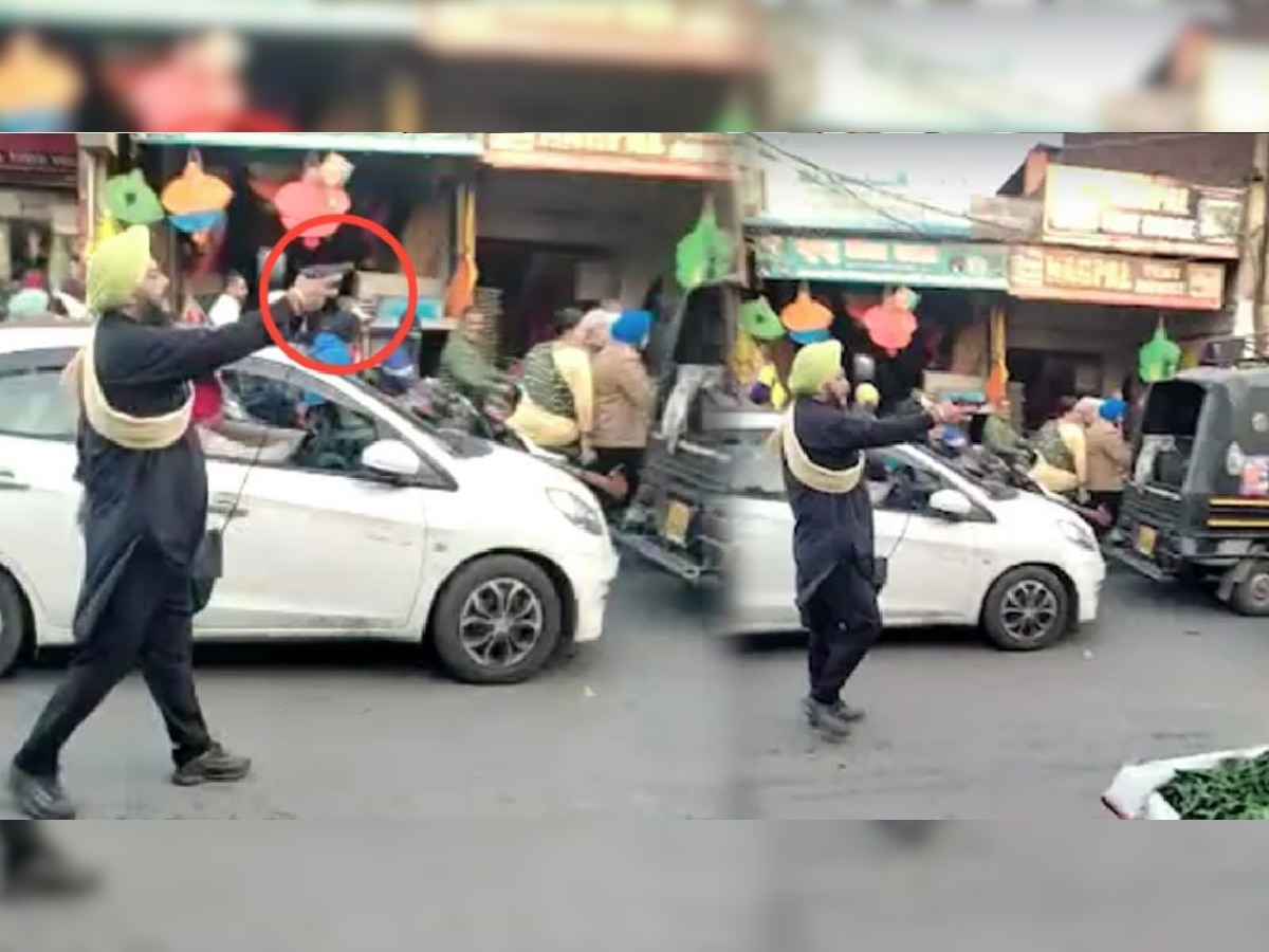 Video: Traffic Jam पाहून त्याने रस्त्याच्या मध्यभागी उभं राहून खिशातून Pistol काढली अन्... title=