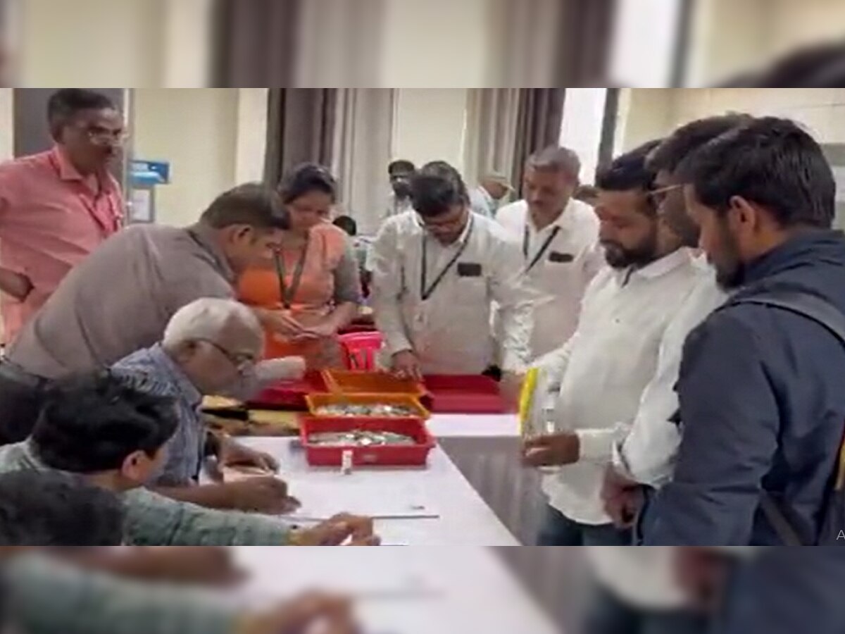 Bypoll Election : पुण्यामध्ये 'दिल्लीत गोंधळ, गल्लीत मुजरा'...  10 हजाराची चिल्लर मोजून अधिकारी दमले title=