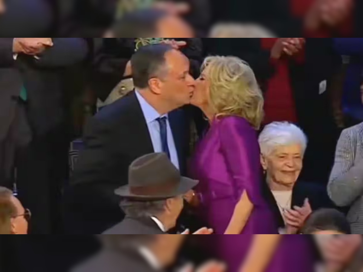 Viral Video: जो बायडनच्या पत्नीने कमला हॅरिसच्या पतीला केलं KISS,VIDEO होतोय व्हायरल title=