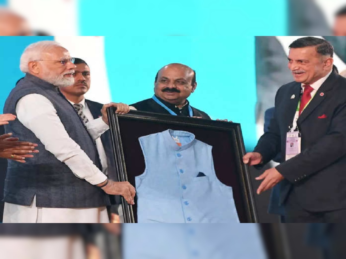 PM Narendra Modi Jacket: तुम्ही फेकलेल्या बाटल्यांमधून बनलंय पीएम मोदींचं जॅकेट, जाणून घ्या कसं title=