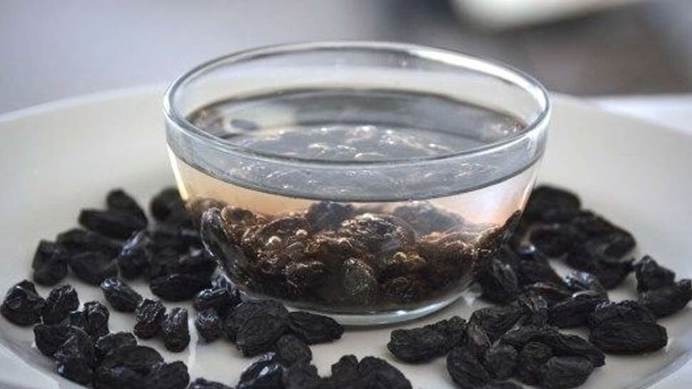 Raisins Water: मनुक्याचे पाणी पिण्याची योग्य वेळ कोणती? काय आहेत परिणाम? 