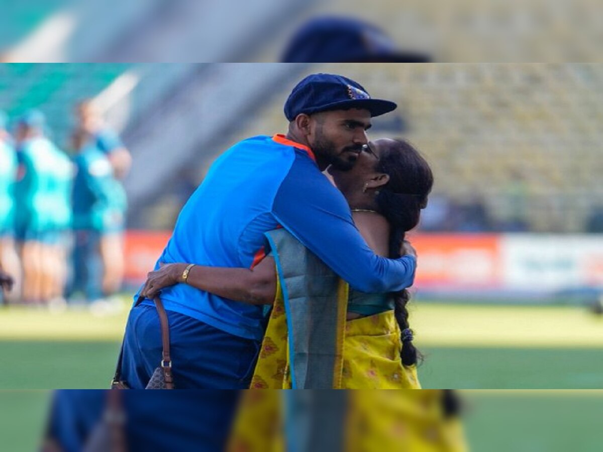 IND vs AUS : ...शेवटी आई आईच असते; ऑस्ट्रेलयाविरुद्ध लेक खेळणार याच आनंदात भारतीय क्रिकेटपटूची आई मैदानावर  title=