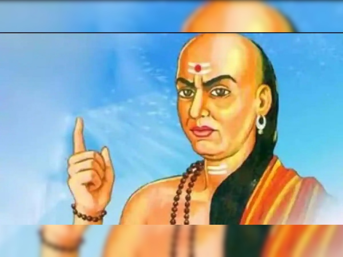 Chanakya Niti: रागाच्या भरात 'या चार लोकांशी चुकूनही भांडू नका, नाहीतर... title=
