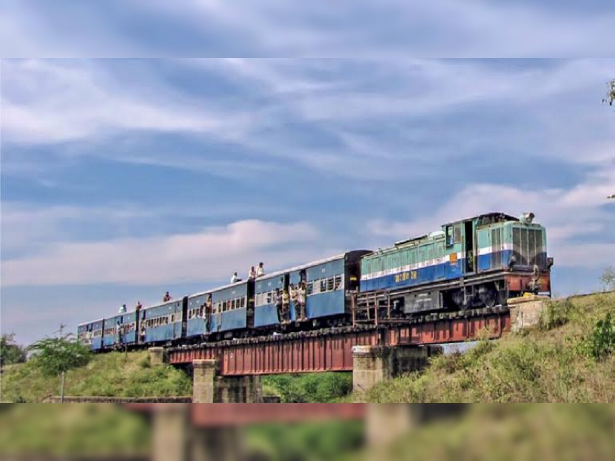 Indian Railway नव्हे, ब्रिटीशांकडे आहे भारतातील 'या' रेल्वेमार्गाची मालकी	 title=