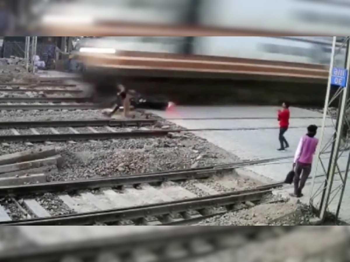 Viral Video: शॉर्टकट मारत रेल्वे ट्रॅक पार करत होता दुचाकीस्वार, तितक्यात वेगात आली ट्रेन आणि...  title=