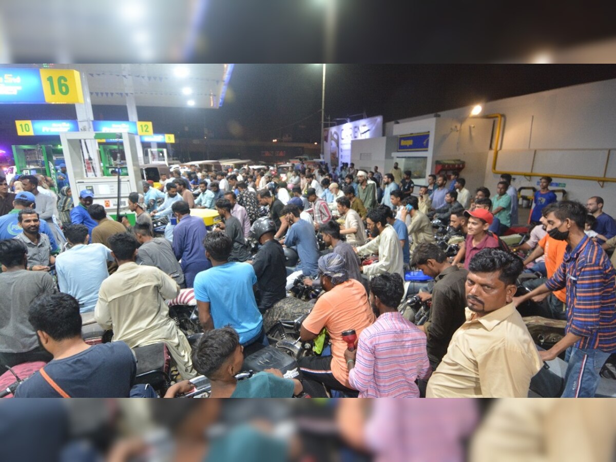 Petrol Price Hike: महागाईचा भडका! 272 रुपये प्रतिलिटर मिळेल पेट्रोल, गुरुवारपासून नवे दर लागू title=