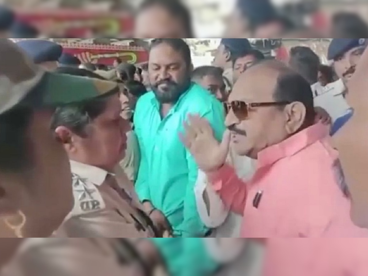 Viral Video: भाजपा नेत्याची दादागिरी! महिला पोलीस अधिकाऱ्याला आधी तोंड पकडून ढकललं आणि नंतर शिवीगाळ title=
