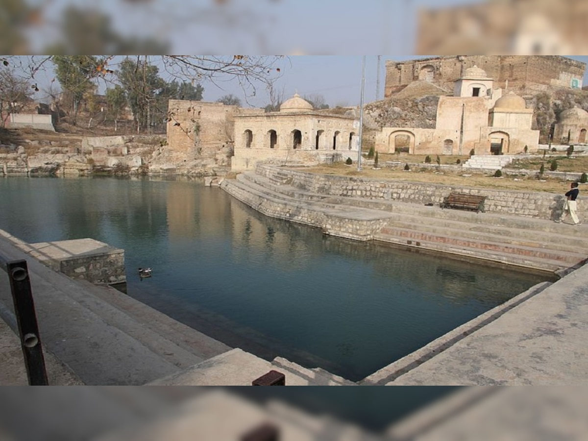 Katas Raj Temple : पाकिस्तानात 'या' मंदिरात शिवशंकराच्या अश्रुंपासून बनलं कुंड, जाणून घ्या महत्त्व? title=