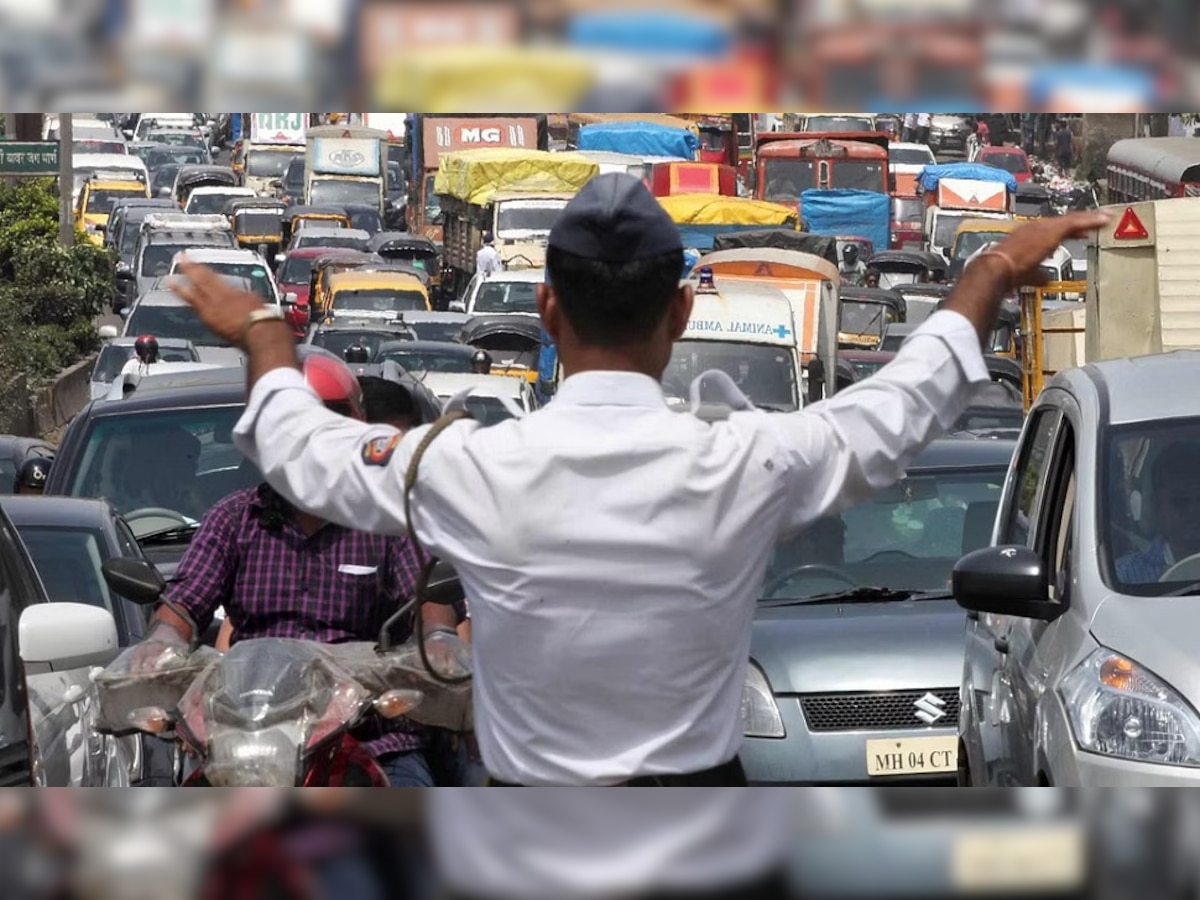 Traffic Rules : तुम्ही कार, बाइक चालवता? मग 'हा' नियम वाचा, अन्यथा...!  title=