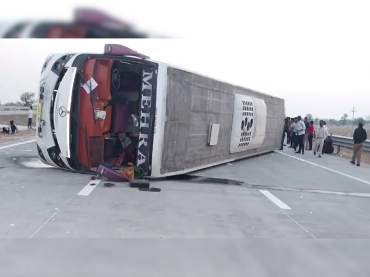 Samruddhi Highway :  ट्रॅव्हल बसचा टायर फुटला आणि... समृद्धी महामार्गावर भीषण अपघात title=