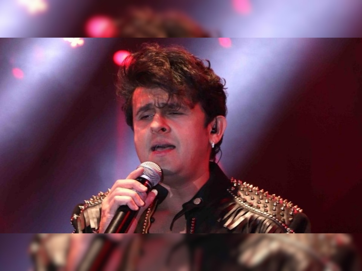 Sonu Nigam : स्टेजवरच गायक सोनू निगम याला धक्काबुक्की; मुंबईतील ईव्हेंटचा Video Viral  title=