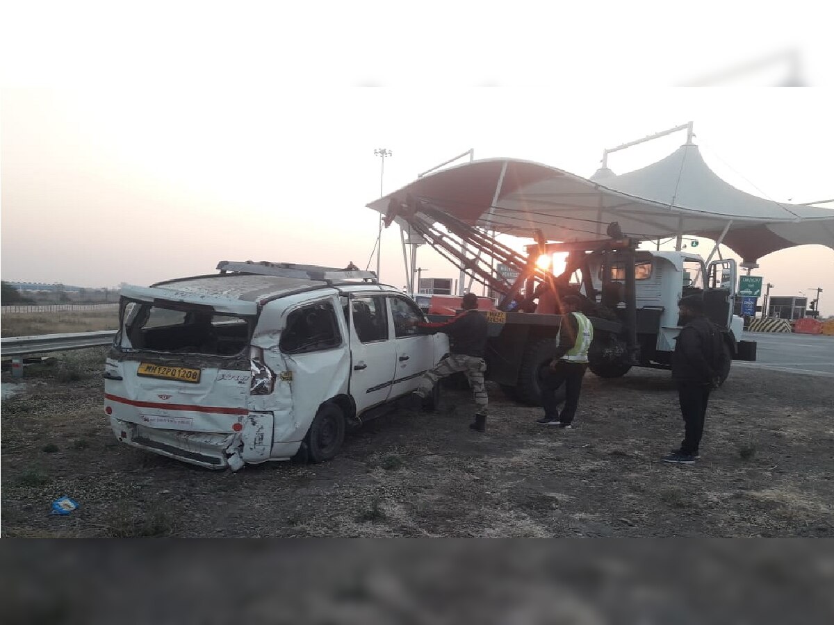 Samruddhi Highway :  टायर फुटला आणि... समृध्दी महामार्गावर भीषण अपघात; कारचा चुराडा title=
