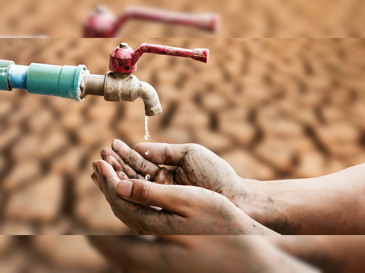 Water Crisis : 75 वर्षांपासून येथे महिन्यातून फक्त एकदाच मिळते पाणी, मुंबईपासून हाकेच्या अंतरावर आहे 'हे' गाव... title=