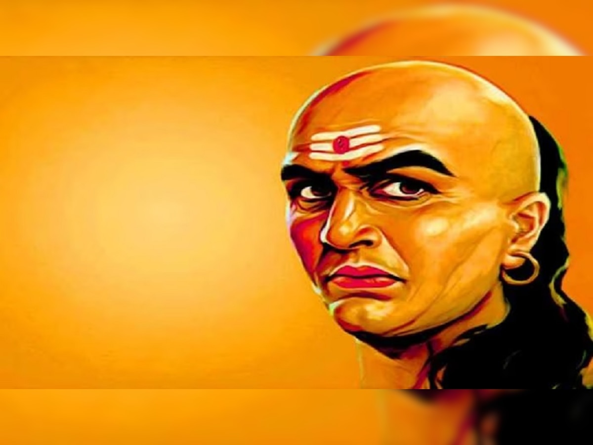 Chanakya Niti: 'या' 5 संकेतांकडे दुर्लक्ष करू नका, आर्थिक संकटाचा करावा लागू शकतो सामना  title=