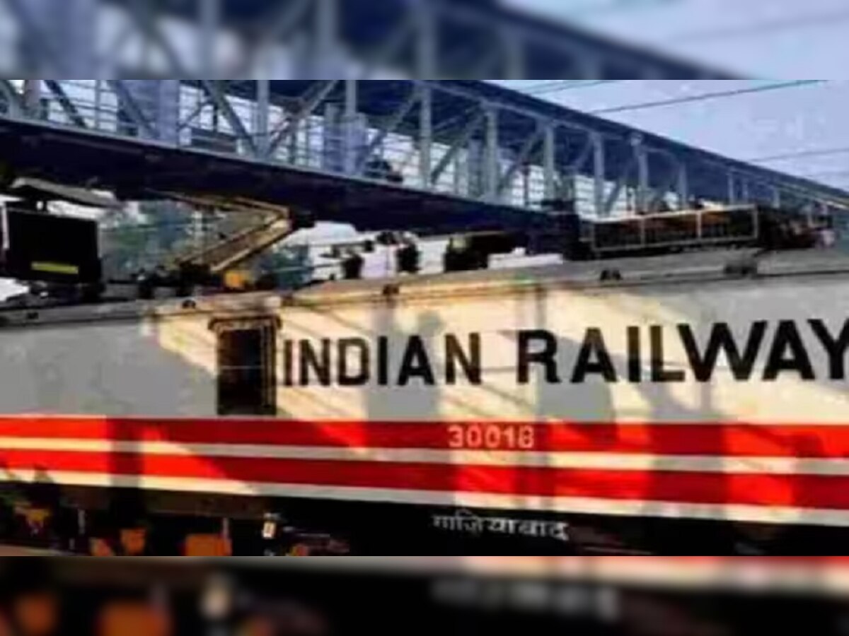 Indian Railway : धक्कादायक! मद्यधुंद टीटीईकडून महिला प्रवाशावर लघुशंका; सहप्रवाशांनी शिकवला धडा  title=
