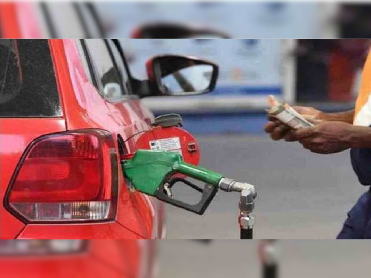 Petrol Diesel Price:  भारतात पेट्रोल-डिझेल 15 रुपयांनी स्वस्त होणार! क्रूड ऑइलच्या दरात मोठी घसरण title=