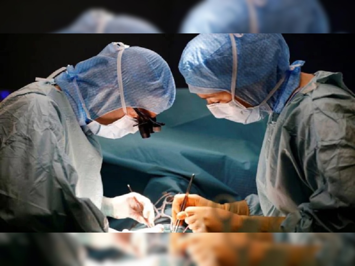 Heart Surgery : डॉक्टरांकडून गर्भातील बाळाच्या द्राक्षाइतक्या हृदयावर 90 सेकंदांत यशस्वी शस्त्रक्रिया! title=