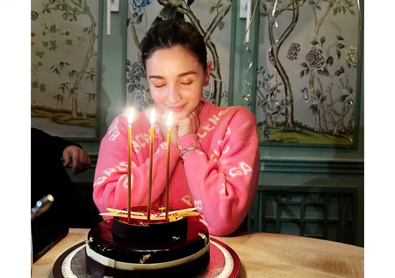 aalia photo pose with cake