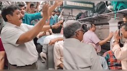 Mumbai Local Video : दिल तो बच्चा है जी! 'दो घुंट' गाण्यावर मुंबई लोकल ट्रेनमध्ये मुंबईकरांची धमाल, व्हिडीओ व्हायरल 