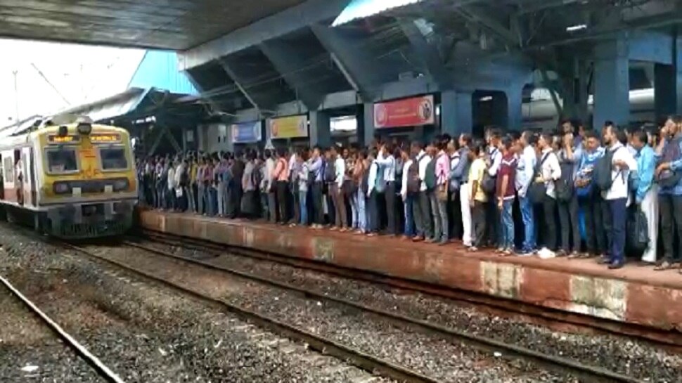 अवकाळी पावसाचा रेल्वेला फटका, मुंबईत लोकल सेवा 15 ते 20 मिनिटे उशिराने