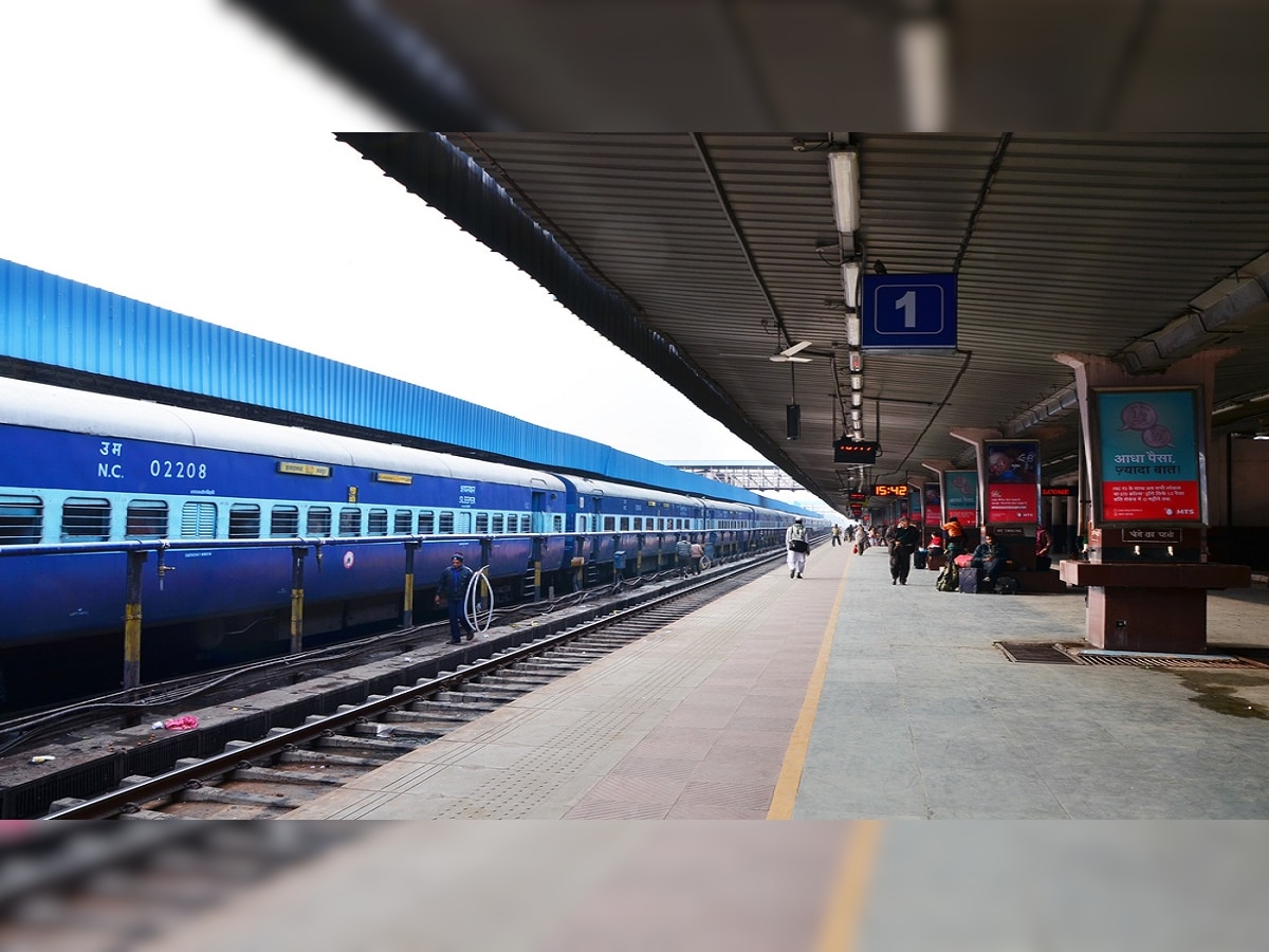 Indian Railways : वा रे वा...! लांब पल्ल्याचा रेल्वे प्रवास आणखी स्वस्त; कसा मिळवाल रिफंड?  title=