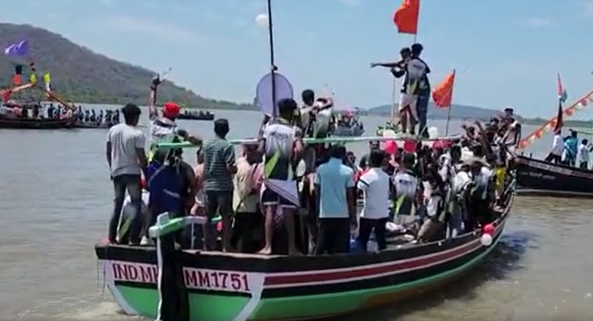 Boat fair at Kundlika Bay 