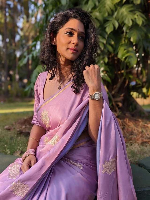 मराठमोळी अभिनेत्री उर्मिला कानिटकर कोठारे तिच्या प्रोफेशल लाईफबरोबरच पर्सनल लाईफमुळेही चर्चेत आली आहे. सोशल मीडियावर डान्सचे व्हिडिओ अभिनेत्री कायम शेअर करत असते. जे तुफान व्हायरल होतात. याचबरोबर अभनेत्री कायम तिचे फोटो सोशल मीडियावर शेअर करत असते. जे आगीसारखे पसरतात. आता अभिनेत्रीने पुन्हा एकदा सोशल मीडियावर असेच काही फोटो शेअर केले आहेत जे पाहून चाहत्यांच्या भुवया उंचावल्या आहेत. 