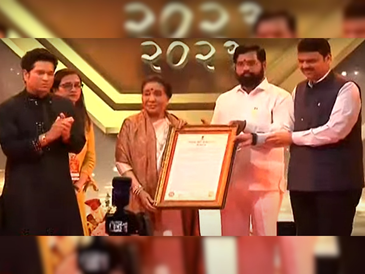 ज्येष्ठ गायिका आशा भोसले यांच्या सोनेरी कारकीर्दीचा गौरव, महाराष्ट्र भूषण पुरस्काराने सन्मान title=
