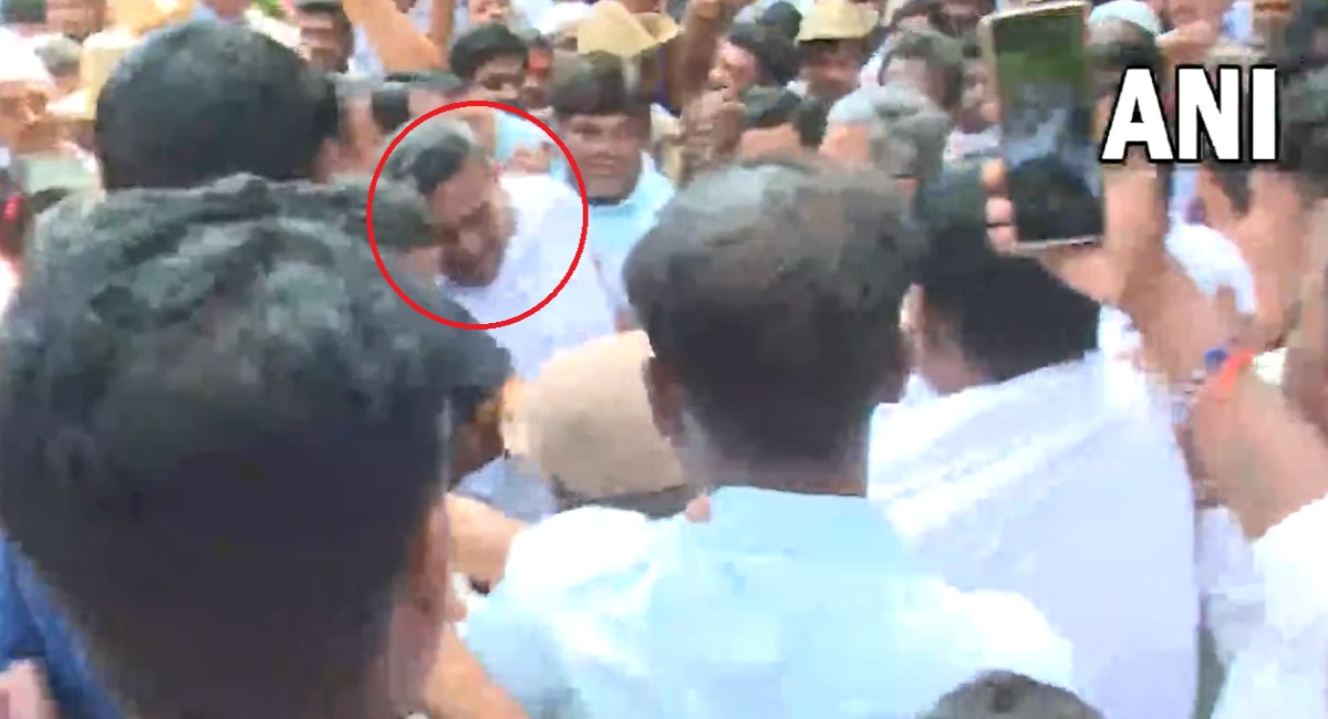 Video : कार्यकर्ता जवळ येताच कर्नाटकच्या माजी मुख्यमंत्र्यांना राग अनावर; कानाखाली लगावली अन् थेट गाडीत बसले