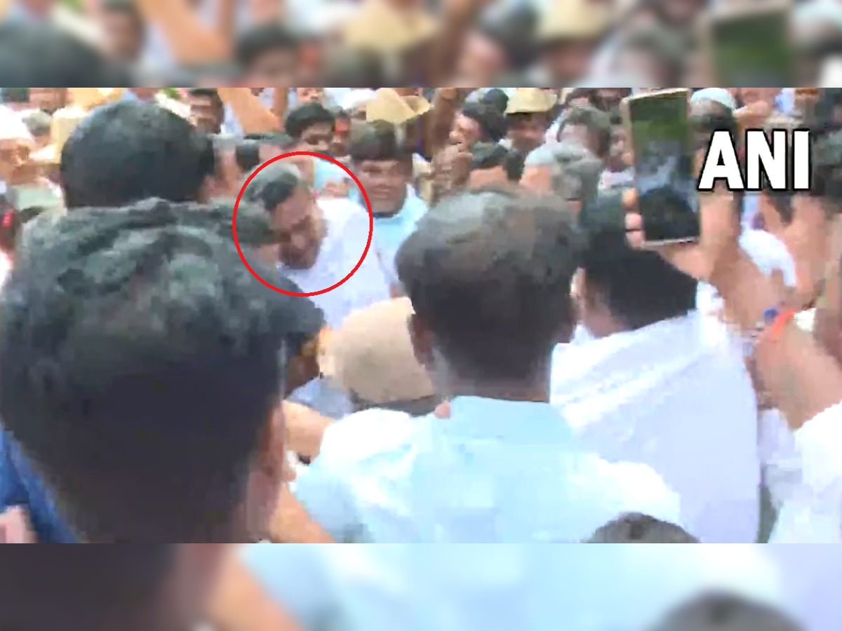 Video : कार्यकर्ता जवळ येताच कर्नाटकच्या माजी मुख्यमंत्र्यांना राग अनावर; कानाखाली लगावली अन् थेट गाडीत बसले title=