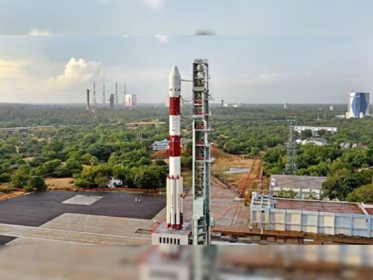 ISRO ने रचला इतिहास; भारतातील सर्वात मोठं LVM3 रॉकेट लॉंच, पाहा VIDEO title=