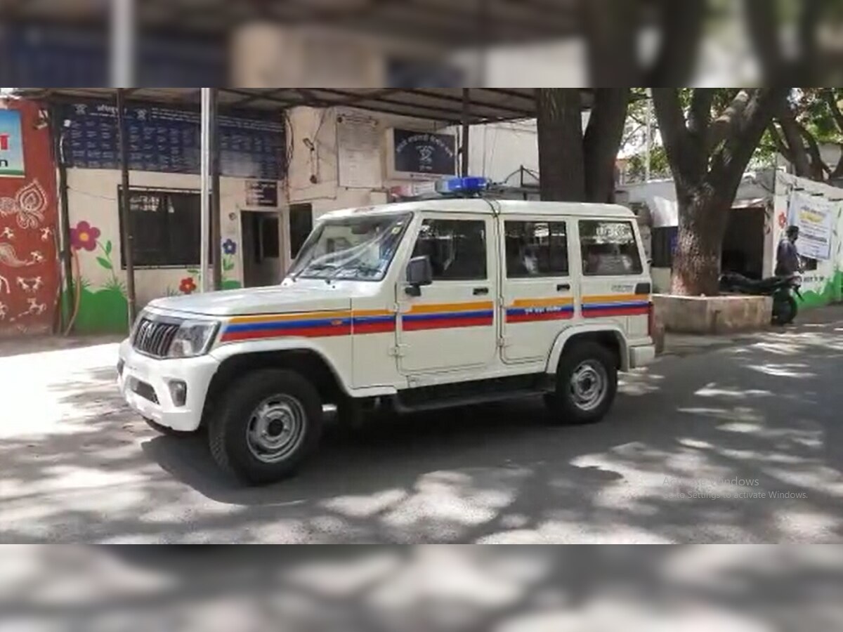 Crime News : वाद क्रिकेटच्या मैदानात, पण राडा घरात! भावानेच दोन लहान बहिणींना केले रक्तबंबाळ title=