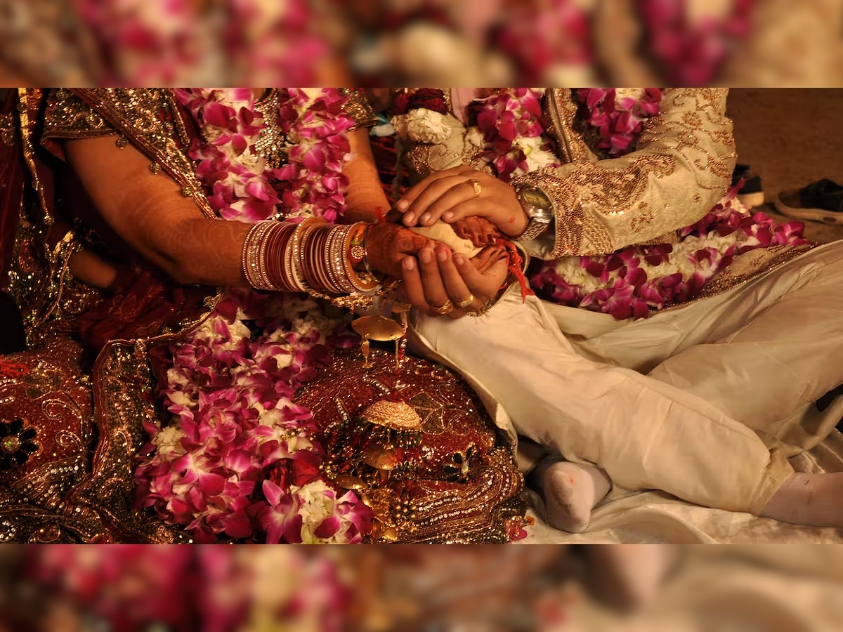 Viral Video : गुपचूप तिसरं लग्न करत असताना लग्न मंडपात पहिल्या बायकोची एन्ट्री अन् मग... title=