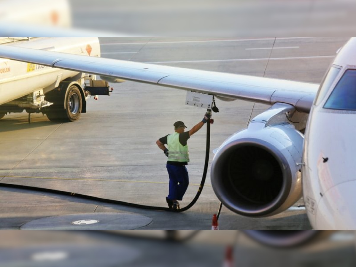 Flight Fuel : विमानात वापरलं जाणाऱ्या इंधनाची किंमत काय, ते किती माईलेज देतं? पाहा Interesting माहिती  title=