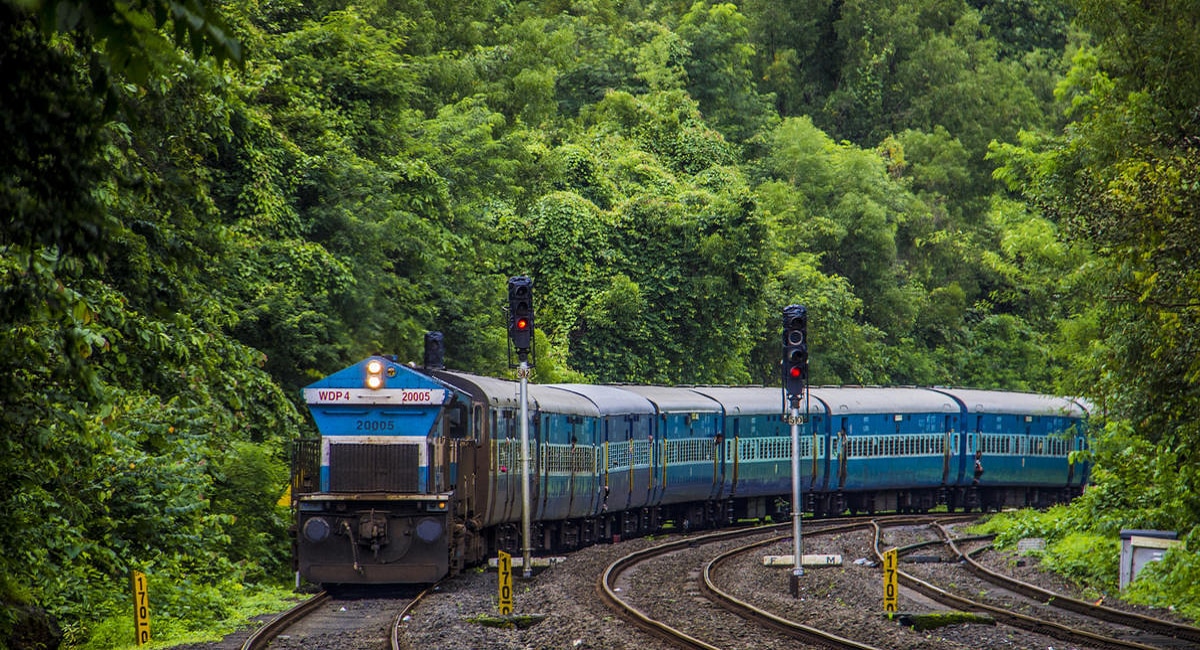 Konkan Railway : सुट्टीच्या निमित्तानं कोकण रेल्वेनं प्रवास करणाऱ्यांसाठी आनंदाची बातमी 