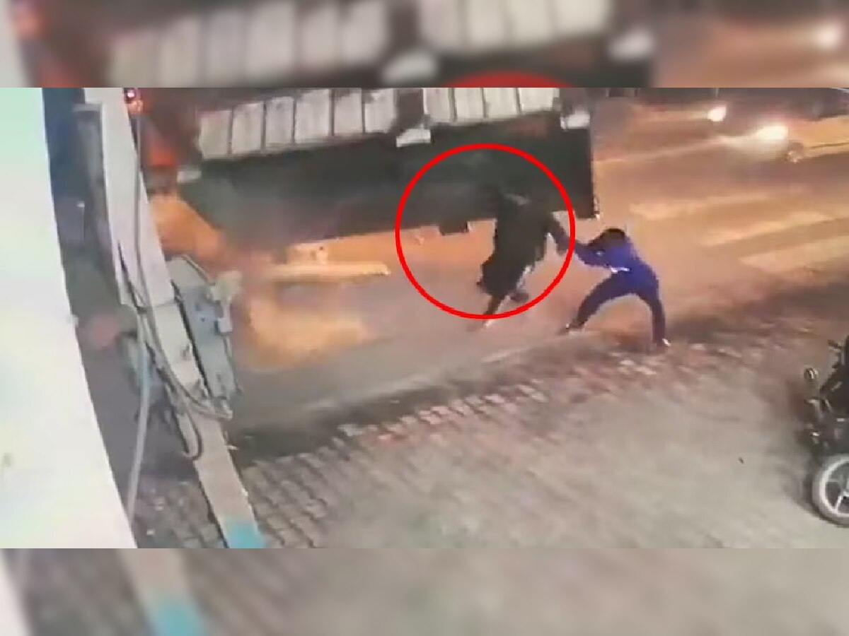 Viral Video: 2 सेकंद उशीर झाला असता तर गेला असता मित्राचा जीव! घटनाक्रम CCTV मध्ये कैद title=