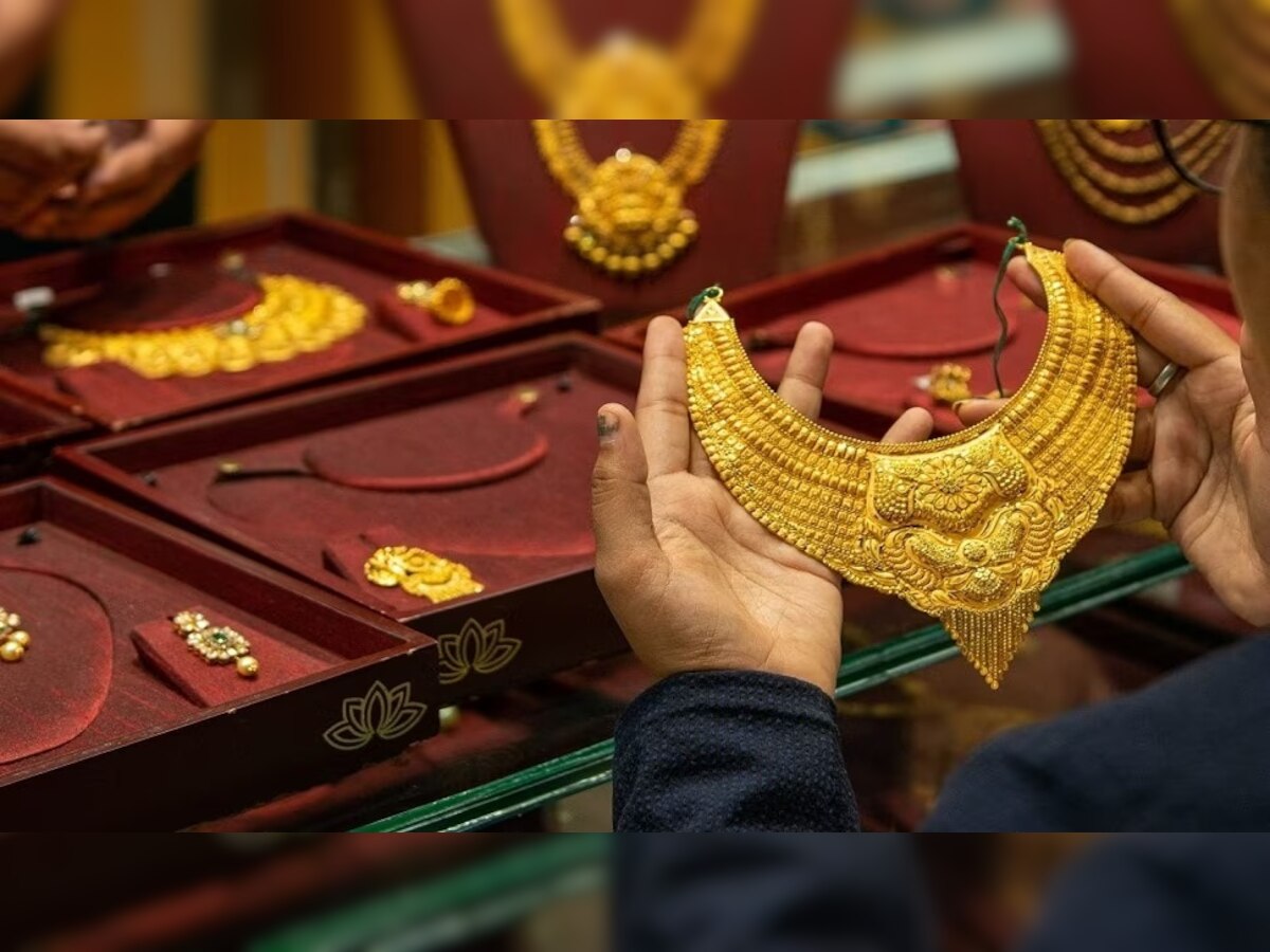 Gold Price : सोने किमतीत मोठा बदल; चांदी स्वस्त, चेक करा नवे दर title=