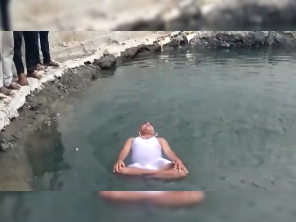 Viral Video: गरम तव्यावर बसून शिव्या घालणाऱ्या बाबानंतर आता पाण्यावर तरंगणारा बाबा चर्चेत title=