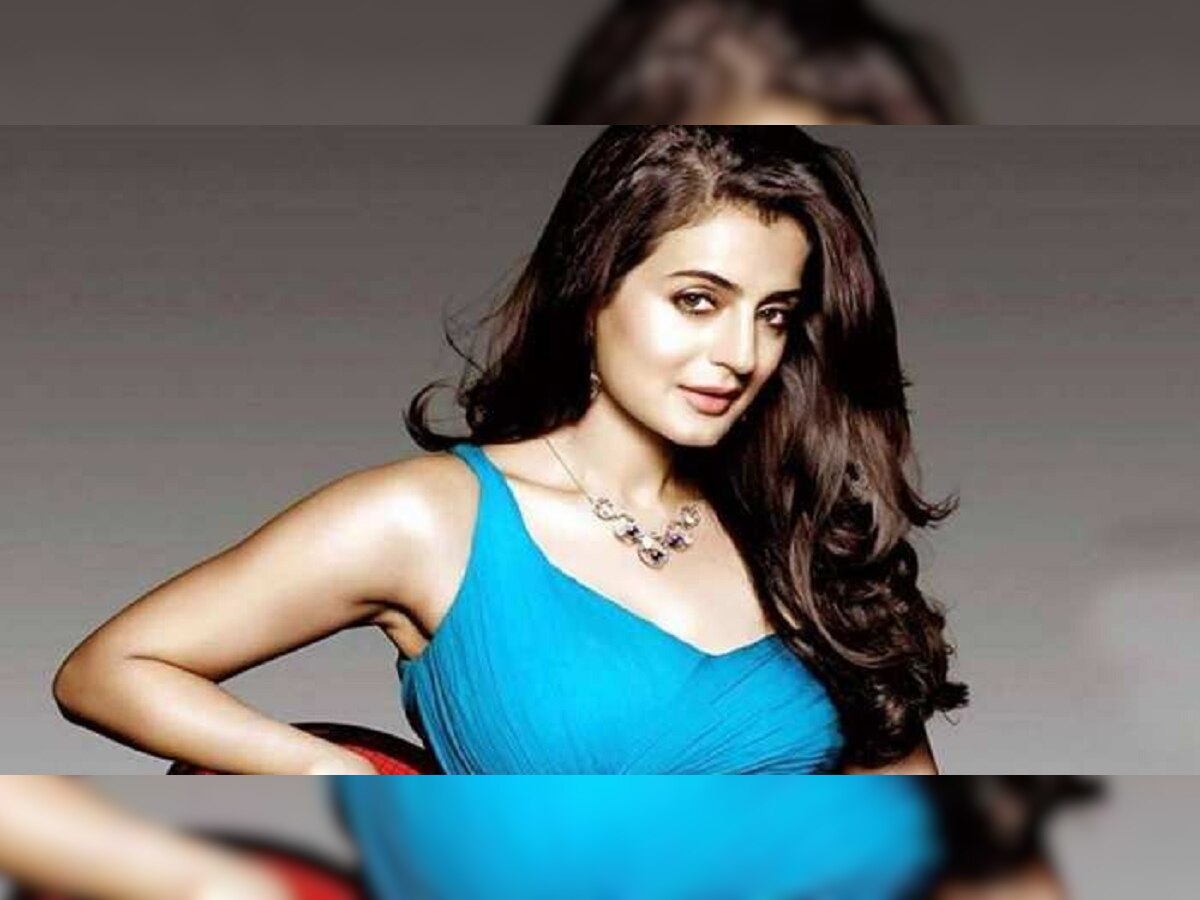 Warrant Against Ameesha Patel : अमीषा पटेलनं उद्योगपतीला फसवलं? जाणून घ्या नेमकं प्रकरण title=