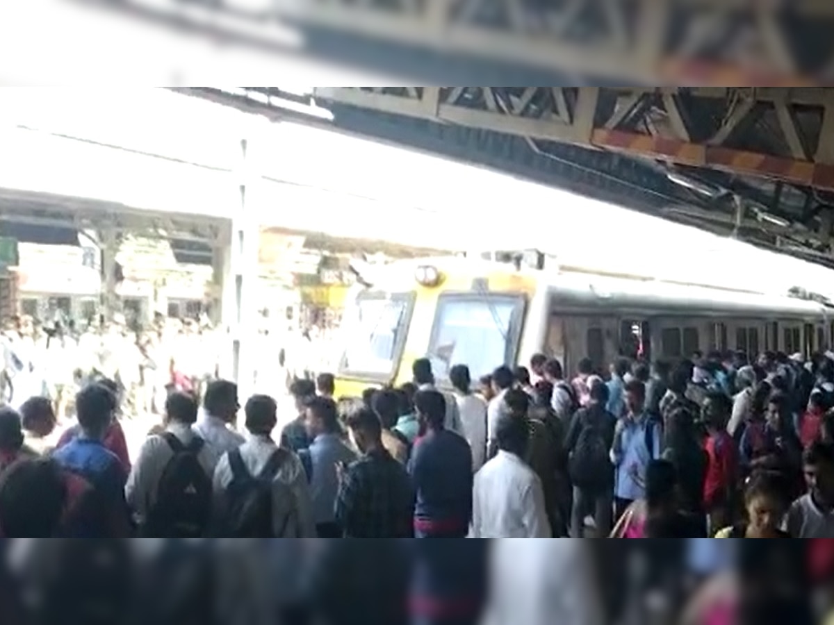 Mumbai: गर्दीने खचाखच भरलेल्या विरार रेल्वे स्थानकात घडली धक्कायक घटना; सर्व ट्रेन खोळंबल्या title=