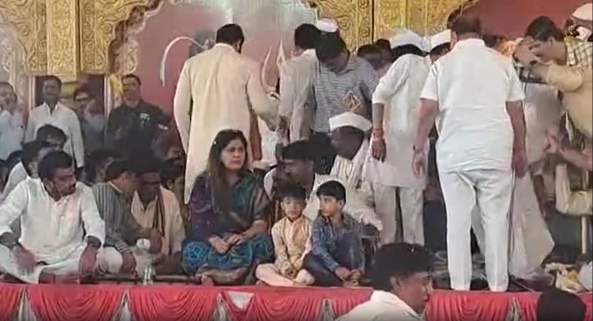 मुंडे बहिण-भावांमध्ये दिलजमाई? आठवड्यात दुसऱ्यांदा एकाच मंचावर