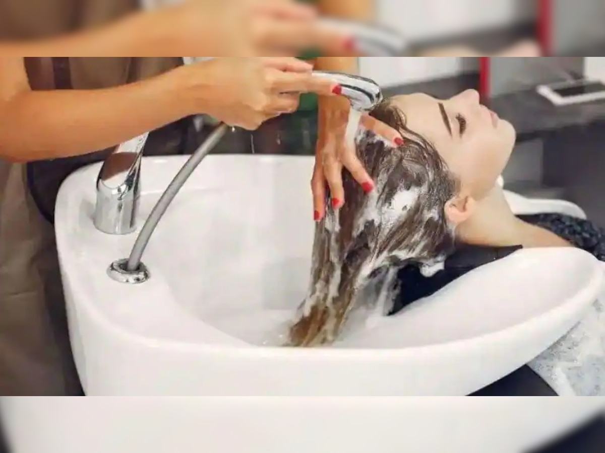  Hair Care Tips: महिलांनी उन्हाळ्यात आठवड्यातून किती वेळा केस धुवावेत? title=