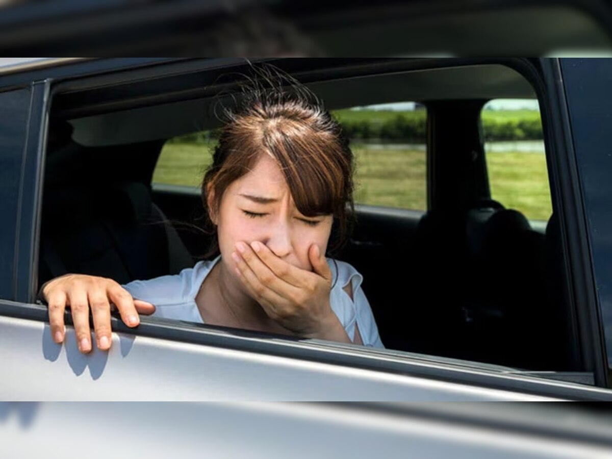 Motion Sickness: लांबच्या प्रवासात, घाटातून जाताना गाडी लागते? 'हे' घरगुती उपाय ठरतील फायदेशीर title=