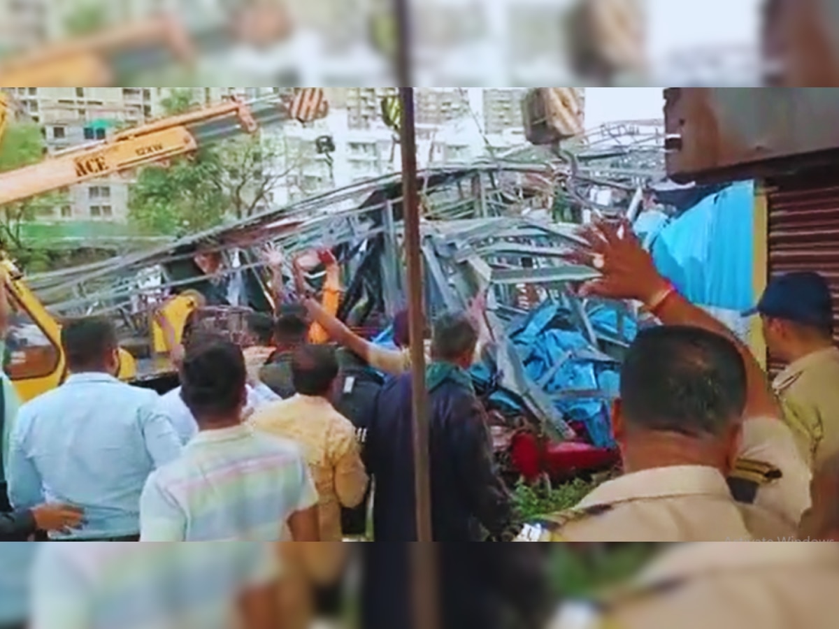 Pune News: पुण्यात धक्कादायक घटना, होर्डिंग कोसळल्याने 5 जणांचा मृत्यू! title=