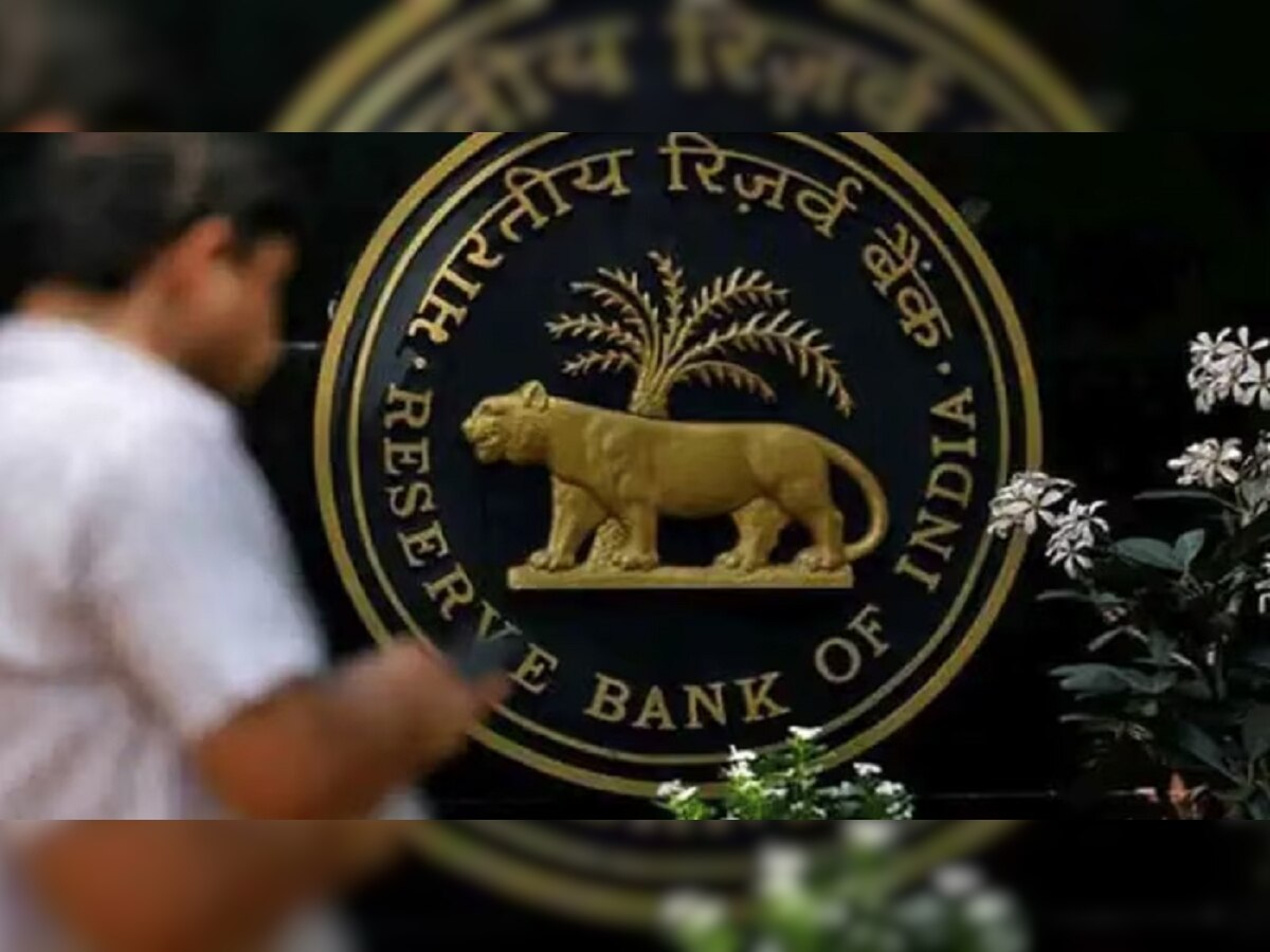 तुमचं इथं खातं तर नाही? RBI कडून 'या' 8 सहकारी बँकांचे परवाने रद्द title=