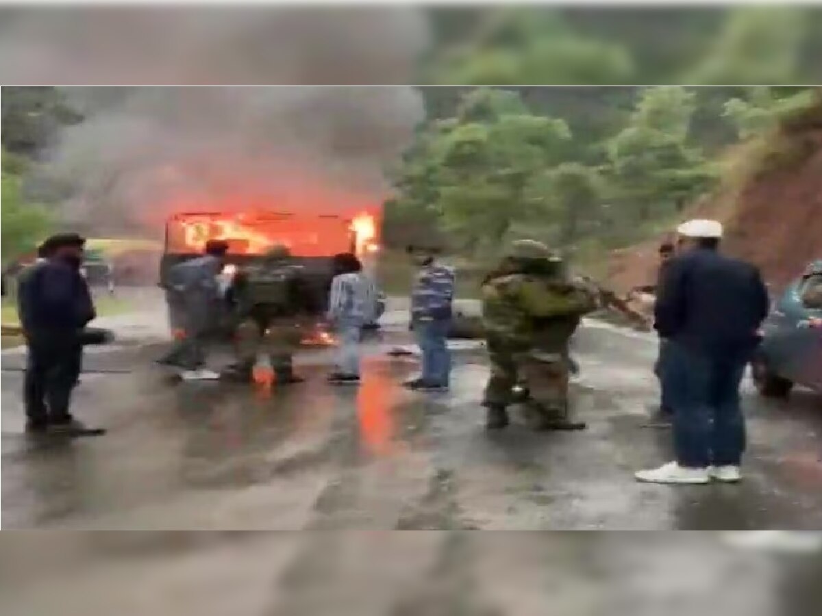 जम्मू-काश्मीरमध्ये मोठा अपघात; ट्रकवर वीज कोसळल्याने चार जवान शहीद झाल्याची शक्यता title=