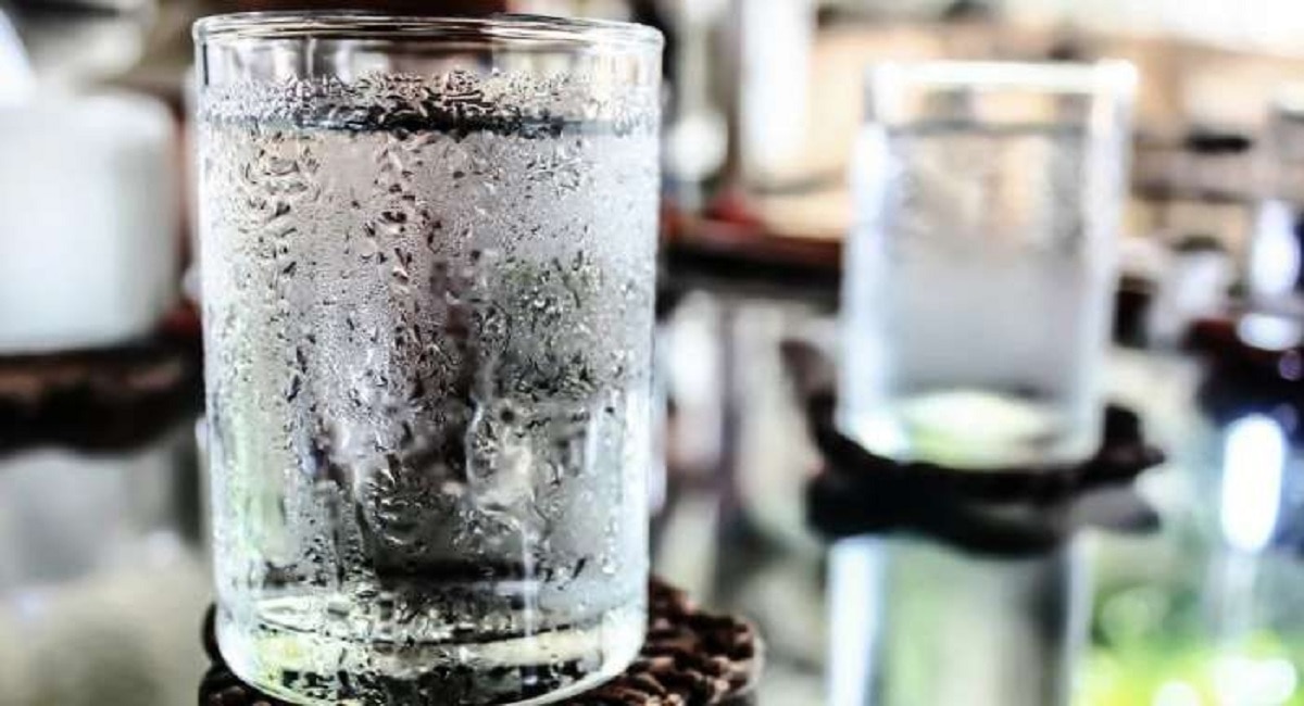 Cold Water Side Effects उन्हाळ्यात पिताय फ्रीजमधील थंड पाणी? होऊ शकतात