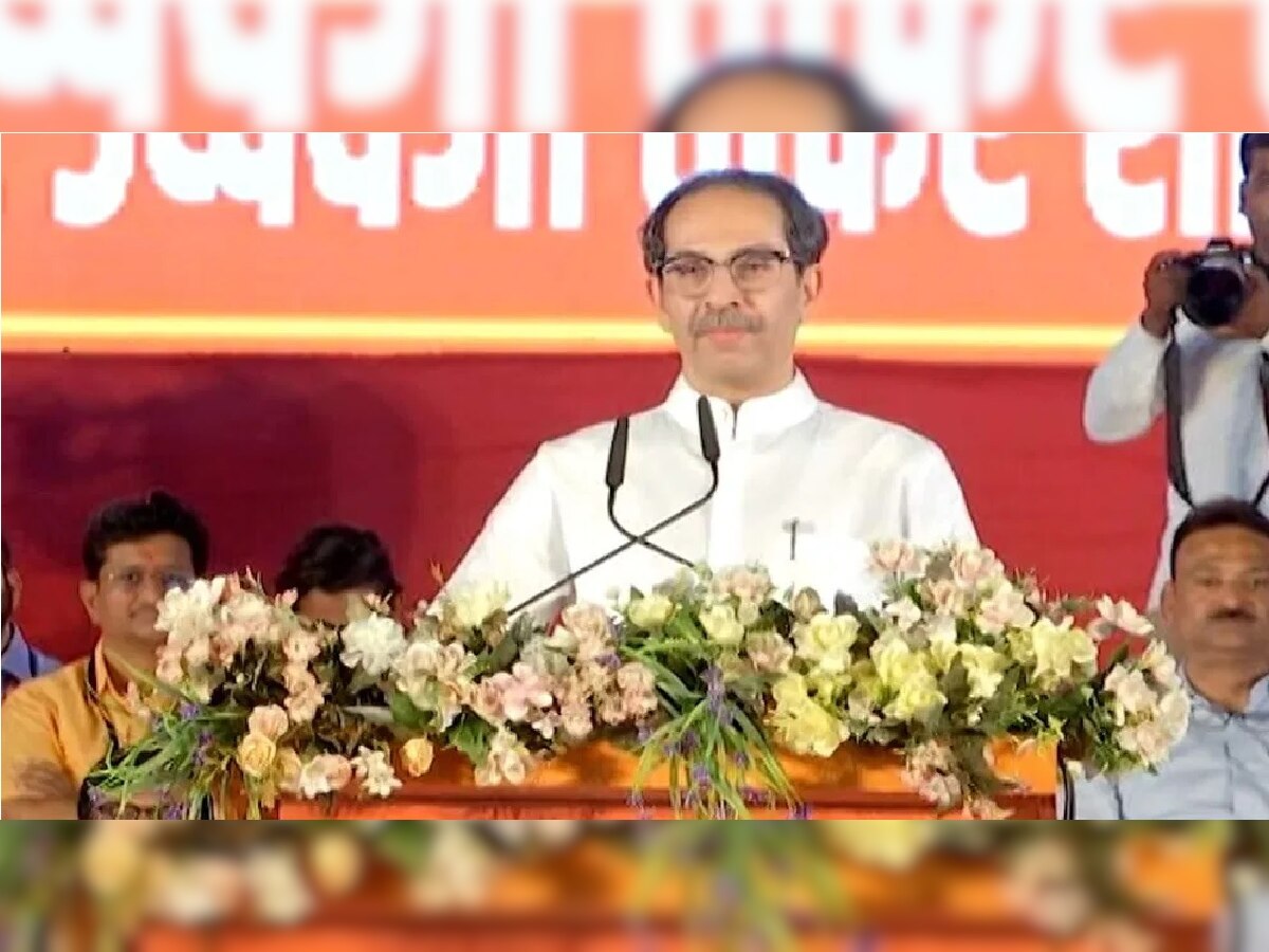  Uddhav Thackeray : गायीला संरक्षण देताय, आधी आईला संरक्षण द्या; उद्धव ठाकरेंनी भर सभेत ठाण्यातील 'त्या' घटनेचा उल्लेख केला  title=