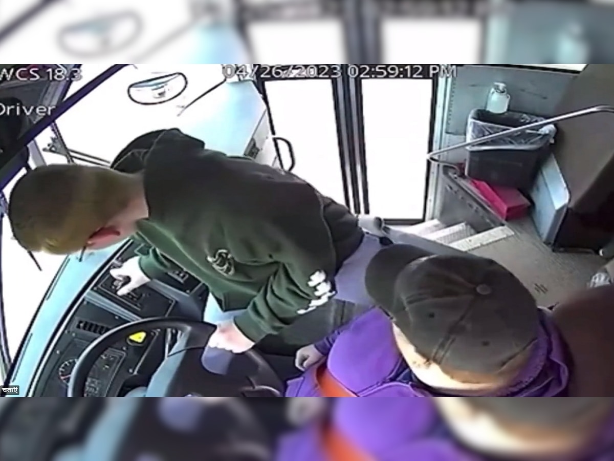 Accident Video : बस चालवत असताना ड्रायव्हर बेशुद्ध झाला; लहान मुलानं हुशारीने वाचवला 66 जणांचा जीव title=