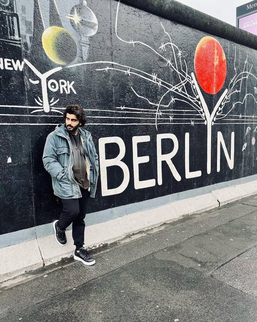 arjun Kapoor standing by the wall in casual look